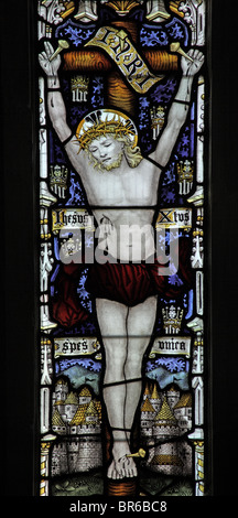 Ein Glasfenster von C E Kempe & Co, Darstellung der Kreuzigung Jesu, Marhamchurch Kirche, Cornwall Stockfoto