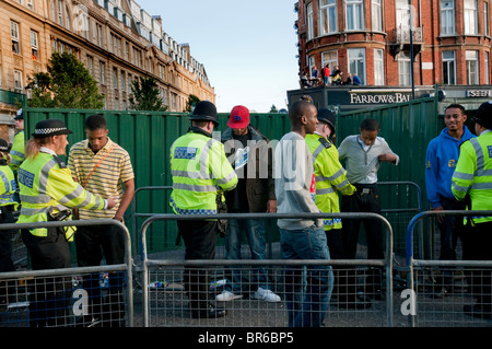 Gruppe von Polizisten suchen Menschen in Notting Hill Carnival Stockfoto