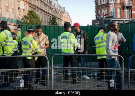 Gruppe von Polizisten suchen Menschen in Notting Hill Carnival Stockfoto