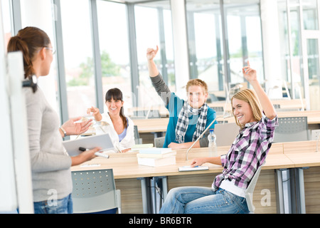 Schülerinnen und Schüler Hände, im Klassenzimmer mit professor Stockfoto