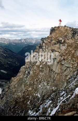 Wandern im Küstengebirge, BC, Britisch-Kolumbien, Kanada - Wanderer stehend auf Cliff Edge mit Blick auf Mountain Valley View / Vista Stockfoto