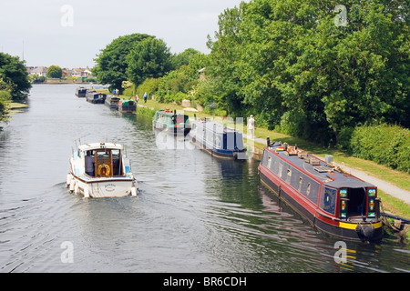 Glasson Dock, Lancaster, Lancashire, England. Schmale Boote vertäut am Fluß Lune. Stockfoto