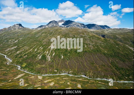 Surtningssue Bergspitze erhebt sich über Memurudalen Flusstal, Nationalpark Jotunheimen, Norwegen Stockfoto