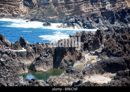 Port Moniz Badegäste zwischen Felsen Stockfoto