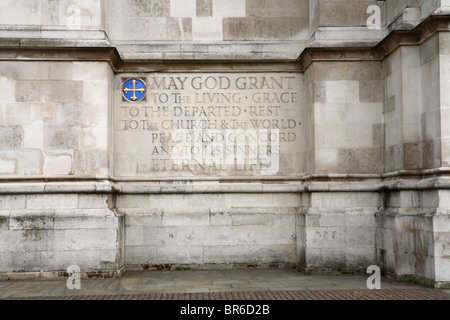 Eine Inschrift auf der Steinmauer des St Margarets Church neben Westminster Abbey in Westminster, London, SW1. Stockfoto