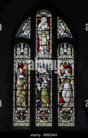 Ein Buntglasfenster von Lavers Barraud & Westlake 1902, das Jesus, den Guten Hirten, Glauben, Hoffnung und Nächstenliebe, Morwenstow Church, Cornwall darstellt Stockfoto