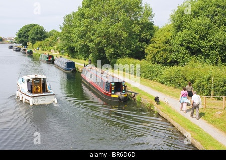 Glasson Dock, Lancaster, Lancashire, England. Schmale Boote vertäut am Fluß Lune. Stockfoto