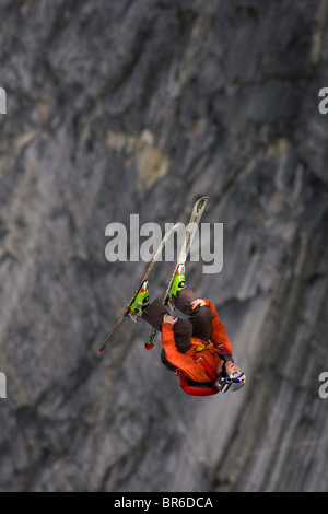 Ein männliche Ski BASE-Jumper springt ein 800 Fuß Granitklippe. Stockfoto