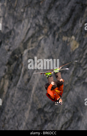 Ein männliche Ski BASE-Jumper springt ein 800 Fuß Granitklippe. Stockfoto