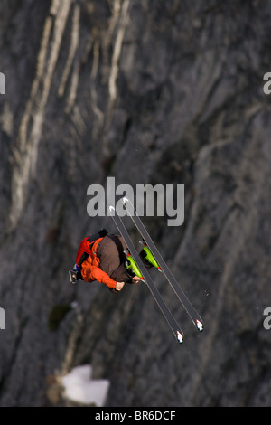 Ein männliche Ski BASE-Jumper springt ein 800 Fuß Granitklippe. Stockfoto