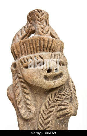 Unheimliche und hässlich Maya-Statue isoliert auf weißem Hintergrund. Stockfoto