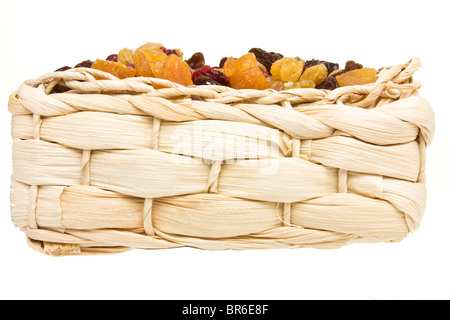 Gemischte Trockenfrüchte Aprikosen, Sultaninen, Rosinen und Cranberries in Weidenkorb. Stockfoto