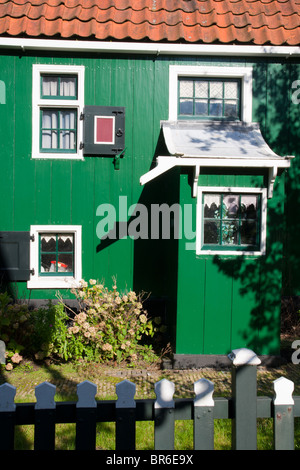 Gut erhaltene historische Windmühlen und Häuser auf der Zaanse Schans in Holland Stockfoto