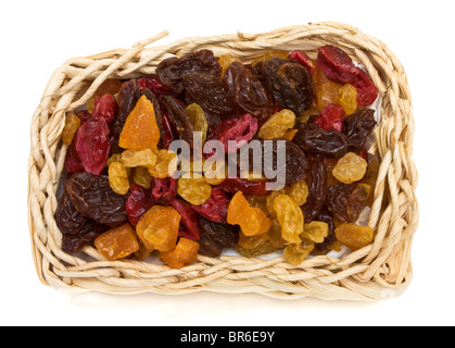 Gemischte Trockenfrüchte Aprikosen, Sultaninen, Rosinen und Cranberries in Weidenkorb. Stockfoto