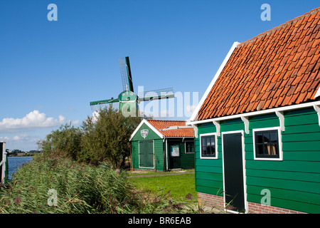 Gut erhaltene historische Windmühlen und Häuser auf der Zaanse Schans in Holland Stockfoto