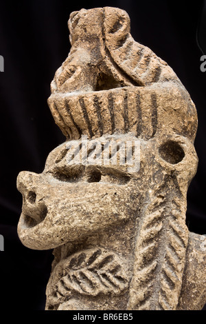 Unheimliche und hässlich Maya-Statue auf schwarzem Hintergrund isoliert. Stockfoto