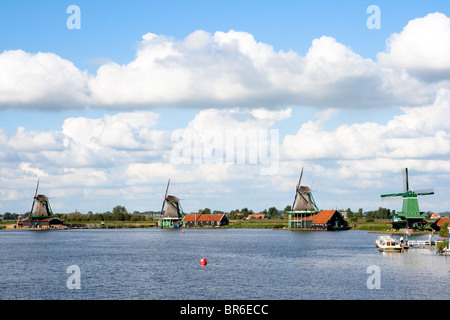 Gut erhaltene historische Windmühlen und Häuser auf der Zaanse Schans in Holland Stockfoto