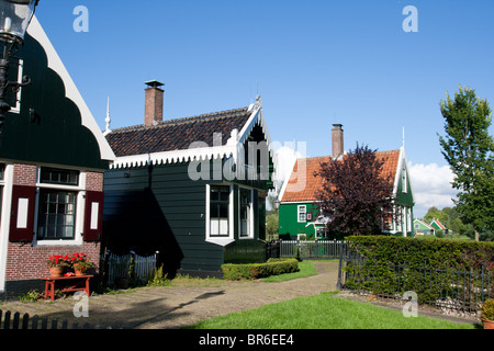 Gut erhaltene historische Windmühlen und Häuser auf der Zaanse Schans in Holland Stockfoto