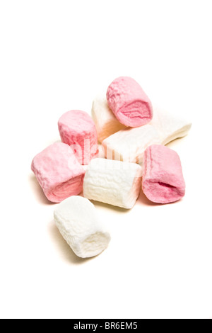 Weiche kleine rosa und weiße Marshmallows isoliert auf weiss. Stockfoto