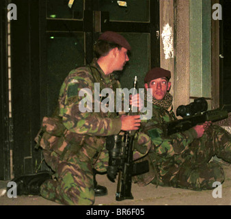 Britische Fallschirmjäger am Abend patrouillieren in Pristina, Kosovo. Stockfoto