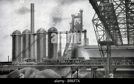 Diese frühen 1900er Jahre Foto zeigt den ersten Prozess im Verhüttung des Erzes. Stockfoto