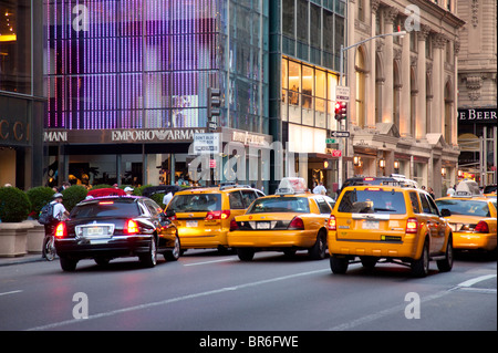 Taxis warten Lichtsignalanlagen entlang der 5th Avenue in Manhattan, New York City, USA Stockfoto