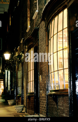 Goodwins Court aus St. Martins Lane, London England UK Atmosphäre atmosphärische Straße Straßen Gasse Gassen Erker Fenster Stockfoto