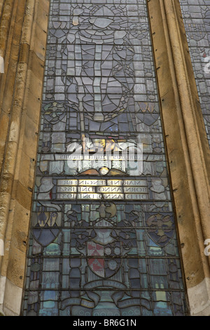 Licht kommt durch ein Glasfenster betrachtet von außen am Westminster Abbey, Westminster, London, SW1. Stockfoto