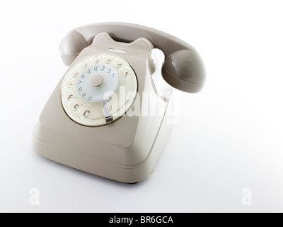 alten rotierenden Zifferblatt Telefon über einen weißen Hintergrund Stockfoto