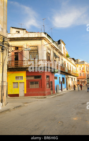 Straße mit bunten Fassaden in Havanna, die größte in der Karibik mit mehr als 3,7 Millionen Einwohnern. Stockfoto