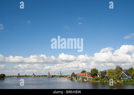 Gut erhaltene historische Windmühlen und Häuser auf der Zaanse Schans in Holland Stockfoto