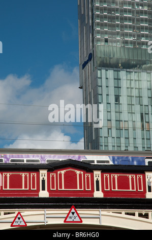 Zug über Brücke. Deansgate zentrale Manchester.Beetham Turm/Hilton Hotel im Hintergrund. Stockfoto