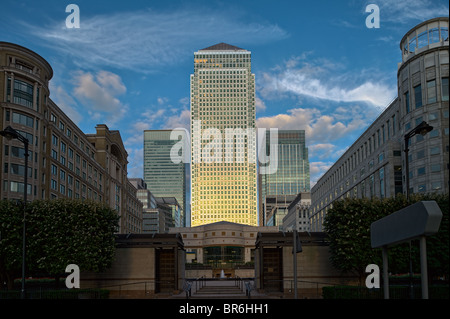 Canary Wharf London England UK von Cabot Square in der Abenddämmerung Stockfoto