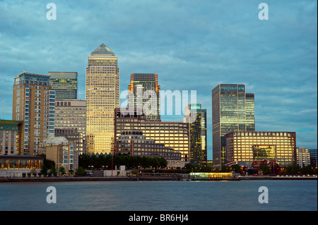 Canary Wharf, die anderen finanziellen Geschäftsviertel, Isle of Dogs, London, England, UK, Europa, in der Abenddämmerung Stockfoto