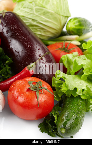 frisches Gemüse auf dem weißen Hintergrund Stockfoto