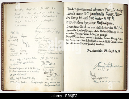 Gästebuch der NPEA Oranienstein., braune Lederbindung mit Goldprägung. Etwa 40 Seiten mit Unterschriften der Klassen von 1938 bis 1945 sowie von Gästen, zum Beispiel von den SS-Gruppenführern Walter Schmidt, August Heißmeyer, Richard Hildebrand und vielen anderen. Der Ritterkreuzgewinner Friedrich von der Heydte, von Winterfeld, Hans Uhl, Leonhard von Moellendorf, Generaloberst Deßloch, Hanna Reitsch. Der hessische Studentenführer Eibel, Gauleiter Sprenger und viele mehr. Die letzte Eingabe erfolgte durch Knigths Kreuzpreisträger Joachim Boosfeld, Company Comma, Stockfoto