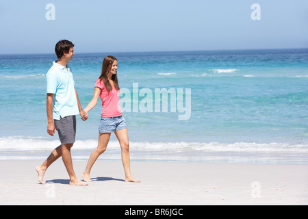 Paar im Urlaub Sandstrand entlang Stockfoto
