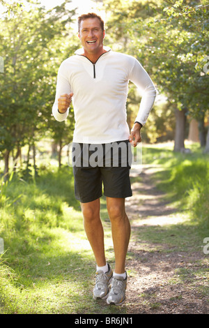 Applying Mann Joggen im Park Stockfoto