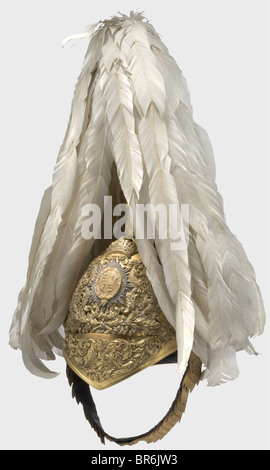 Ein feiner Helm für Offiziere des Ehrenkorps der Herren an Den Armen, Vergoldeter Grabkorbschädel mit übereinanderliegenden, vergoldeten Befestigungen von Eichenblättern und Blattwerk im Reliefformat. In der Mitte der Vorderseite ein vertikal ovales englisches Wappen, das mit dem Motto des Most Noble Order of the Garter 'Honi soit qui mal y Pense' umgrenzt und auf einen silberfarbenen, rautengeschnittenen Stern gesetzt ist. Mit Lederrückseite bewehrte Chinskalen auf eingeprägten Löwenkopfknöpfen und mit Eichenblättern (vier Schuppen fehlen), Löwenpfote Spange. Weiße Schwanenfeder auf einer geflammten Socket. Die Spitzen waren gesäumt mit, Stockfoto