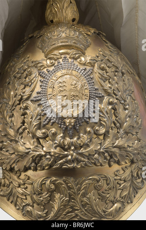 Ein feiner Helm für Offiziere des Ehrenkorps der Herren an Den Armen, Vergoldeter Grabkorbschädel mit übereinanderliegenden, vergoldeten Befestigungen von Eichenblättern und Blattwerk im Reliefformat. In der Mitte der Vorderseite ein vertikal ovales englisches Wappen, das mit dem Motto des Most Noble Order of the Garter 'Honi soit qui mal y Pense' umgrenzt und auf einen silberfarbenen, rautengeschnittenen Stern gesetzt ist. Mit Lederrückseite bewehrte Chinskalen auf eingeprägten Löwenkopfknöpfen und mit Eichenblättern (vier Schuppen fehlen), Löwenpfote Spange. Weiße Schwanenfeder auf einer geflammten Socket. Die Spitzen waren gesäumt mit, Stockfoto