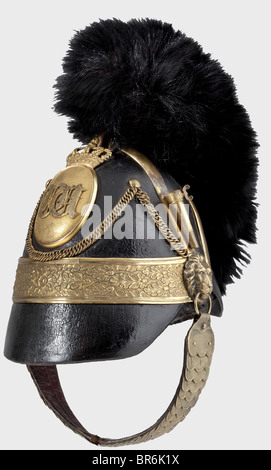 Ein Helm für Offiziere, der Artillerie, ca. um das Jahr 1840, fast identisch mit dem bayerischen Modell von 1832. Lederschädel mit Messing-Schutzstäben, Verteidigungsketten und Lochband mit Eichenblattdekor im Relieffreit (kleiner Riss). Bekröntes, ovales Emblem mit einer überlagerten Chiffre "W". Offizierskinsen an Löwenkopfbossen, Schnallenzunge abgerissen. Pflaume-Socket, Futter aus Schafleder. Kakade fehlt, Scheitel durch schwarzes Fell ersetzt, Vorderspitze in der Zeit, in der es verwendet wurde, verkürzt. Seltener Helm. Historisch, historisch, 19. Jahrhundert, Braunschweig, Brunswick, Deutsch, Stockfoto