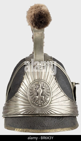 Die Freie Stadt Frankfurt am Main - ein Helm für eingesendete Männer, der Beritteten Freiwilligen für Stadtverteidigung, Version von 1835 - 1848. Schwarzer Lederschädel, nickelsilberne Befestigungen, gestanzter Kammaufsatz, verblasster Pferdehaarkamm, Schutzstäbe, Pflaumsteckdose, Kakade und Lederfutter. Der sonnenförmige Schild trägt das Frankfurter Wappen. Das Peaknähen hat sich getrennt. Der Lack ist stark lackiert. Chinskalen fehlen. Selten. Historisch, historisch, 19. Jahrhundert, Verteidigungswaffen, Waffe, Waffen, Schutz, Schutz, Metall, Schutzanzug, Rüstung Anzug, Anzug der Rüstung, Stück, pi, Stockfoto