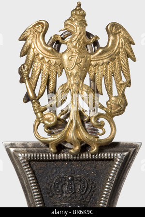 Reichspräsident Paul von Hindenburgs (von der Zeit von 1848 bis 1934) - Großkreuz des Eisenkreuzes 1914, exemplarisch aus dem Auftragskissen bei seiner Beerdigung in der Tannenberg-Gedenkstätte 1934. Der geschwärzte Eisenkern ist etwas korrodiert, mit silbernem Rahmen, Abmessungen 62 x 62 mm. An der Öse und dem Aufhängerring ist eine vergoldete Adler-Applikation des Schlagbattons des Feldmarschalls angebracht. Das Großkreuz ist in einem späteren Rahmen aus silbernen Lorbeerbästen mit überlagerten, vergoldeten silbernen Wappen der Familie von Beneckendorff und von Hindenburgs auf einem kleinen Marmorsockel angebracht. Mit ihr ein Brief von Pa, Stockfoto