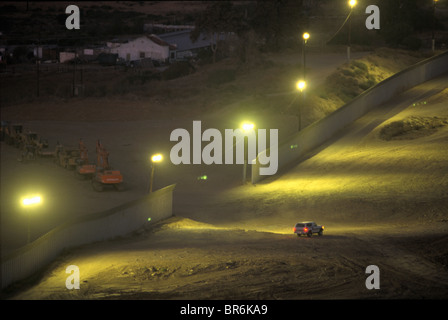 Ein Border Patrol Fahrzeug fährt entlang einem Zaun in der Nähe von San Ysidro CA. Stockfoto