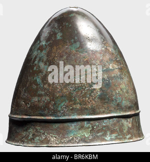 Ein hellenistischer Helm vom Pilos-Typ, 4. Jahrhundert v. Chr. Bronze. Sehr gut erhaltener Schädel, der deutlich vom breiten Rand durch eine ausgesprochene Rippe abgesetzt ist. Eine Perforation und Reste von Nieten an der Krone für den Scheitelhalter. Lochpaare an den Seiten für den Kinnriemen. Höhe 23 cm, Gewicht 720 g. Rotbraune bis grüne Patina. Metall gut erhalten. Sammlung Axel Guttmann (ohne Inventarnummer). Vgl. Ein ähnlicher Pilos-Helm der Guttmann-Sammlung, Hermann Historica, 49. Auktion, 19. Oktober 2005, Los 166. Hellenistischer Helm in einem feinen Erhaltungszustand mit , Stockfoto