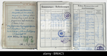 Ritterkreuz-Sieger Hauptmann Alois Magg - ein Dienstausweis (Wehrpass), Ausgestellt am 7. Oktober 1937 in Schleißheim. Ausbildung in Kaufbeuren, Schleißheim, Kelle, Faßberg und Magdeburg, danach Bomberflügel 157 "Boelke", Offizierskadettenausbildung bei LKS Dresden, Bomber Wing 252, Bomber Wing 2, ab 9. Dez. 1944 V./Nachtkämpfer Wing 2. Beförderung von NCO zum Kapitän. Beiträge (unter anderem): Pilotenabzeichen, deutsches Kreuz in Gold, Goblet of Honor, Manschettentitel "Kreta", bulgarisches Pilotenabzeichen und Tapferkeitsdekoration, Hanger '200' an die Squadron Clasp for Fighter Pilots, Knig, Stockfoto