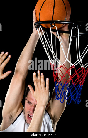 Ein Basketball-Spieler versuchen, einen Korb, Studio gedreht