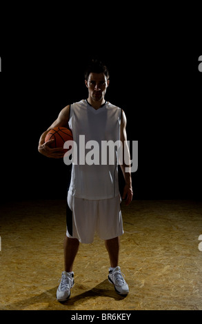 Ein Basketballspieler, Portrait, Studio gedreht Stockfoto