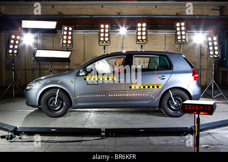 Ein Auto mit einem Crashtest-Dummy in einem Crash-Test-Labor Stockfoto