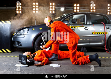 Ein Crashtest-Dummy Verwaltung erste Hilfe auf einem anderen Stockfoto